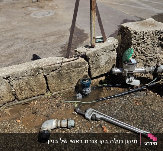 עבודות אינסטלציה להחלפת צנרת ואל חוזר בשעון מים בחצר